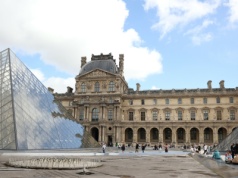 Kradzież klejnotów w Luwrze. Kobieta w sądzie zalała się łzami, mówiła o dzieciach