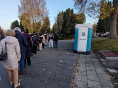 Zamknięte toalety na Majdanku w dniu Wszystkich Świętych. „Odwiedzających zmuszono do oczekiwania w ogromnej kolejce”