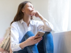 Technologia sparaliżowała młodych w Polsce. Szkodzi nam FOMO, nie pomaga też POMO