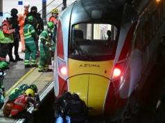 Atak nożowników w brytyjskim pociągu. "Miało się wrażenie, że to trwa bez końca". Wielu rannych