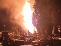 Pożar na cmentarzu przy ul. Kolskiej. Znicz eksplodował, płomienie na ponad 10 metrów