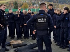 Policyjni bohaterowie na czterech łapach. Uczniowie z Marcinkowic spotkali się z psami służbowymi i ich przewodnikami