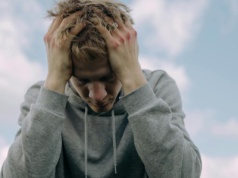 Twoje ciało wie pierwsze, że psychika się sypie. Oto 8 ostrzeżeń