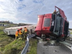 Wypadek na A4. Cysterna w rowie, droga częściowo zablokowana