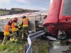 Cysterna pełna chemikaliów przewróciła się na autostradzie A4. Utrudnienia potrwają godzinami