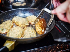 Kotlety mielone rozpadają się podczas smażenia? Winny jest ten składnik