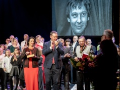 Zenon Laskowik – satyryk rodem spod Zelwy, odznaczony Złotym Medalem Gloria Artis