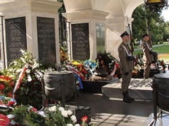 Upamiętnia poległych za ojczyznę, nieznanych z imienia. Grób Nieznanego Żołnierza ma 100 lat