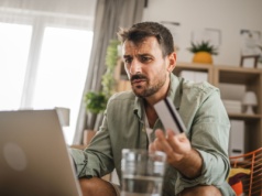 O własnej śmierci dowiedział się od banku. Zmyślony lekarz stwierdził fikcyjny zgon