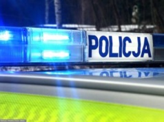 Wypadek podczas pościgu. Radiowóz uderzył w drzewo, ścigany uciekł