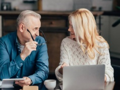 Chcesz dorobić do emerytury? W tych branżach łatwo znajdziesz pracę po 60-tce