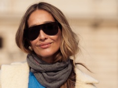 Ten sweter to podstawa modnych stylizacji na jesień 2025. Światowe it-girls stylizują go na wiele sposobów