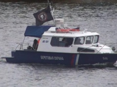 Rosyjska łódź z flagą Grupy Wagnera na granicznej rzece Narwa. Estonia komentuje: „System Rosji się kruszy”