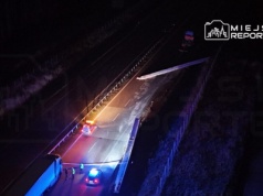 Poważne zdarzenie z pojazdem ponadgabarytowym na S17. Elementy konstrukcji mostu leżą na środku drogi. Trasa zablokowana