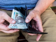 Tym osobom przysługuje specjalne świadczenie przed emeryturą. ZUS wypłaca prawie 1,9 tys. zł