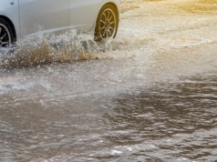 Pogoda dziś nie rozpieszcza. IMGW nie ma dobrych wieści. Gdzie będzie padać? Wydano alerty!