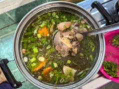 Do rosołu dorzucam trochę trawy. Azjaci zaklaskaliby z uznaniem