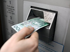 Wpłatomat "połknął" 800 zł. Bank nie zwrócił pieniędzy. Przez "głupi błąd"