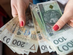 Płacą nawet 12,8 tys. zł. Gwarantują darmowe zakwaterowanie, benefity i zniżki