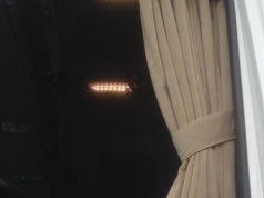 Policja może karać za firanki nachodzące na szyby boczne – wyrok sądu z Holandii