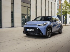 Małe, ale w pełni hybrydowe – ile kosztuje Toyota Aygo X?