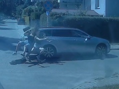 Rzeszów: Uderzyły hulajnogą w samochód i uciekły. Policja publikuje szokujące nagranie