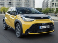 Sensacyjna cena przeboju Toyoty w nowym wydaniu. Pełna hybryda za 82 900 zł