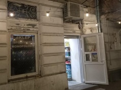 Sklepy monopolowe zaczęły działać do 22. Na Wileńskiej się opierają. "Zobaczymy jak długo"