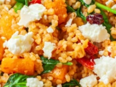 Kasza smażona z dynią, suszonymi pomidorami i fetą