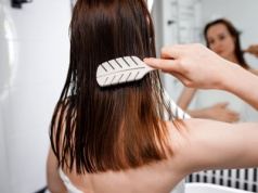 Obierz i zetrzyj na tarce, a potem wetrzyj w skórę głowy. Efekty cię zaskoczą