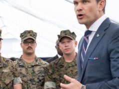 Sekretarz obrony USA wizytuje strefę zdemilitaryzowaną. Pierwszy raz od ośmiu lat