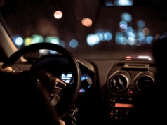 Nie tylko reflektory i zmęczenie. Oto, co naprawdę zagraża ci podczas nocnej jazdy