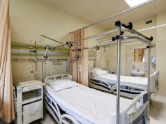 Szpitale wstrzymują zaplanowane zabiegi. "NFZ od kilku miesięcy nie płaci"