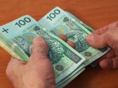 Dostał gotówkę od ojca. Co z podatkiem? Skarbówka wydała stanowisko