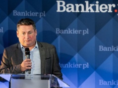 Nie tylko tańsze paliwo. Programy lojalnościowe spółek okiem Orlenu