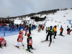 Ferie 2025/26 na nowych zasadach. "Terminy komplikują plany rodzicom z dziećmi"