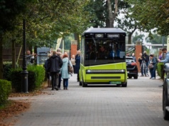 Sam podejmuje decyzje i reaguje na przeszkody. Polski minibus bez kierowcy po testach
