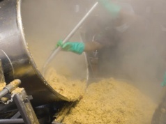 Byliśmy w kuchni, która karmi dwa miliony dzieci dziennie. Tak wygląda od środka