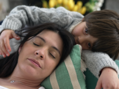 "Dzieci-przylepy" – oto, dlaczego niektóre maluchy nie pozwalają mamie nawet pójść do toalety