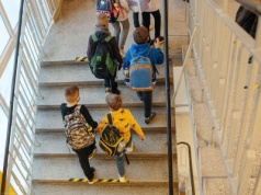 Burmistrz chciał "segregacji" uczniów? Chodziło o ubiór. "Te dzieci się różnią"