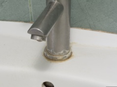 Usuwa kamień z umywalki lepiej niż ocet i tabletki do zmywarki. Mało kto o tym wie