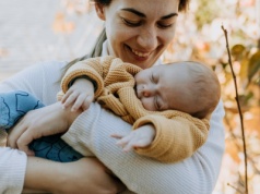 Ciepło, miękko i bezpiecznie – jak zorganizować jesienny spacer z niemowlakiem?