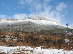 Francuski kurort demontuje wyciągi narciarskie. Śniegu brak