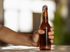 Warszawa wprowadziła miejscowy nocny zakaz sprzedaży alkoholu. Aby go ominąć, wystarczy przejść na drugą stronę ulicy