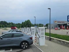 Ładowanie przy autostradzie? ADAC nie zostawia suchej nitki