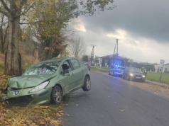 Nietrzeźwy kierowca spowodował dwie kolizje i wpadł do rowu