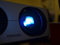 Projektory i gogle VR jako alternatywa dla telewizorów