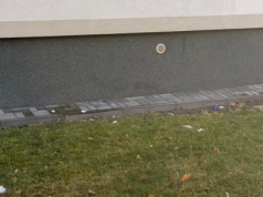 Wyrzuca zużyte prezerwatywy z okna na Muranowie. "Szkoda ogródka żeby zmienił się w pole bitwy hormonów"