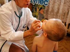 Rodzice często bagatelizują ten objaw. Lekarz ostrzega. "Może przerodzić się w nawyk lub tik"