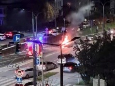 Samochód stanął w płomieniach. Trwa akcja gaśnicza, są utrudnienia w ruchu